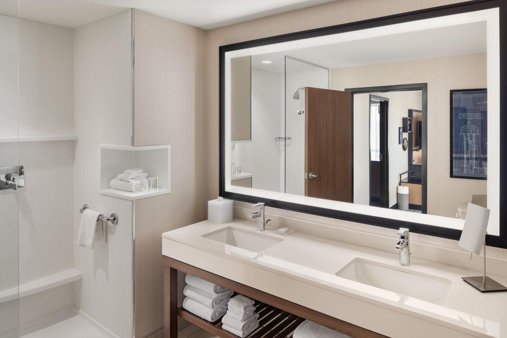 Отель Courtyard By Marriott Portland Downtown/Waterfront Экстерьер фото